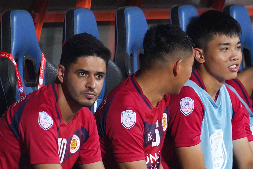 Những "tân binh" của Đội bóng ngành Công an không góp mặt trong đội hình xuất phát: Leo Artur (trái) và tiền đạo trẻ Nguyễn Đình Bắc (ngoài cùng bên phải). (Ảnh: Việt Anh/Vietnam+)