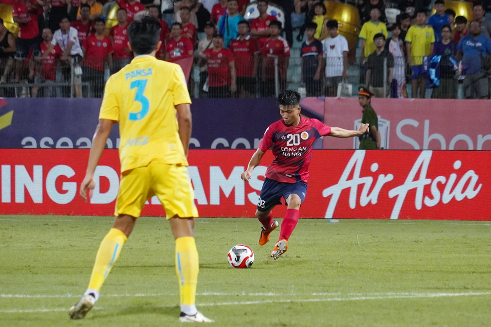 Ngay ở phút thứ 3, tiền vệ Phan Văn Đức (số 20) mở tỷ số cho đội chủ nhà với một pha dứt điểm từ xa. (Ảnh: Việt Anh/Vietnam+)