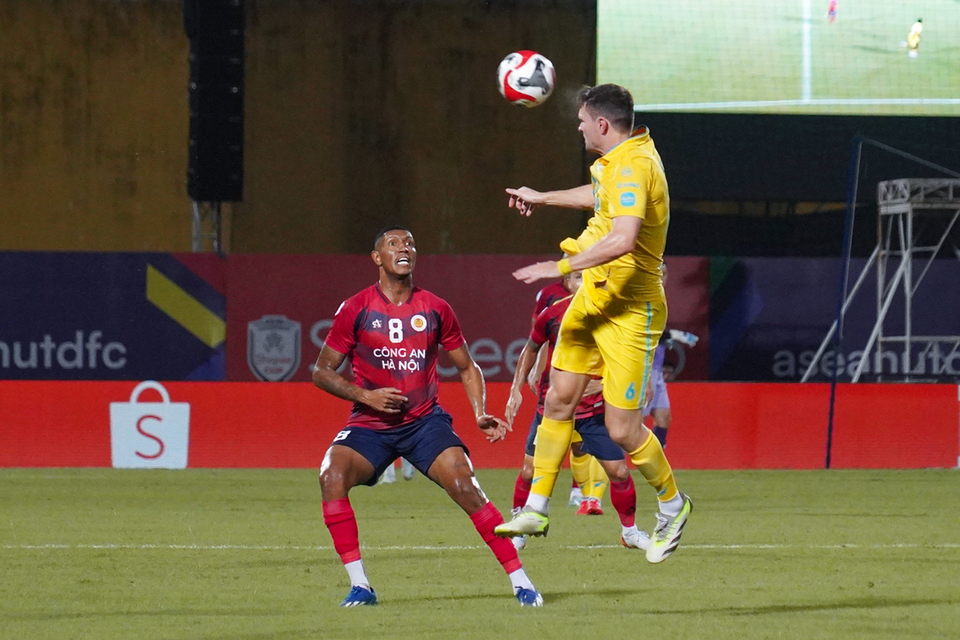 Sớm có bàn thắng dẫn trước, Công an Hà Nội chủ động lựa chọn lối chơi phòng ngự phản công. (Ảnh: Việt Anh/Vietnam+)