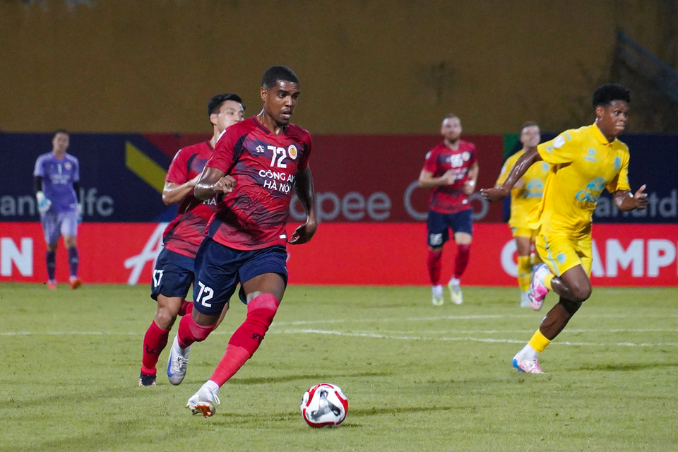 Đến phút thứ 67, tân binh Alan Grafite (số 72) lập công giúp Công an Hà Nội vượt lên dẫn trước 2-1. (Ảnh: Việt Anh/Vietnam+)