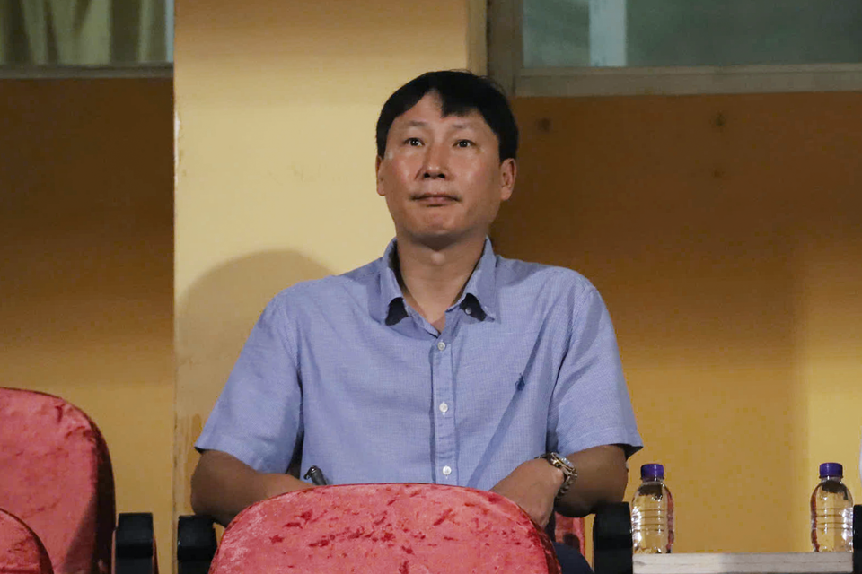 Huấn luyện viên trưởng Đội tuyển Việt Nam Kim Sang-sik có mặt trên khán đài Sân vận động Hàng Đẫy để kiểm tra phong độ của các tuyển thủ quốc gia. (Ảnh: Việt Anh/Vietnam+)