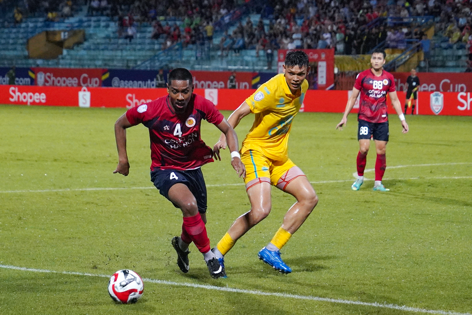 Hậu vệ Việt kiều Pháp, Jason Pendant Quang Vinh (số 4) phòng ngự chắn chắn trong trận ra quân ở đấu trường Shopee Cup. (Ảnh: Việt Anh/Vietnam+)