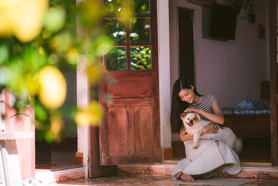 Trong clip, nàng Á hậu xứ Quảng đã kể cho khán giả nghe câu chuyện về bản thân và hành trình đến với Miss Grand International 2019. (Ảnh: CTV/Vietnam+)