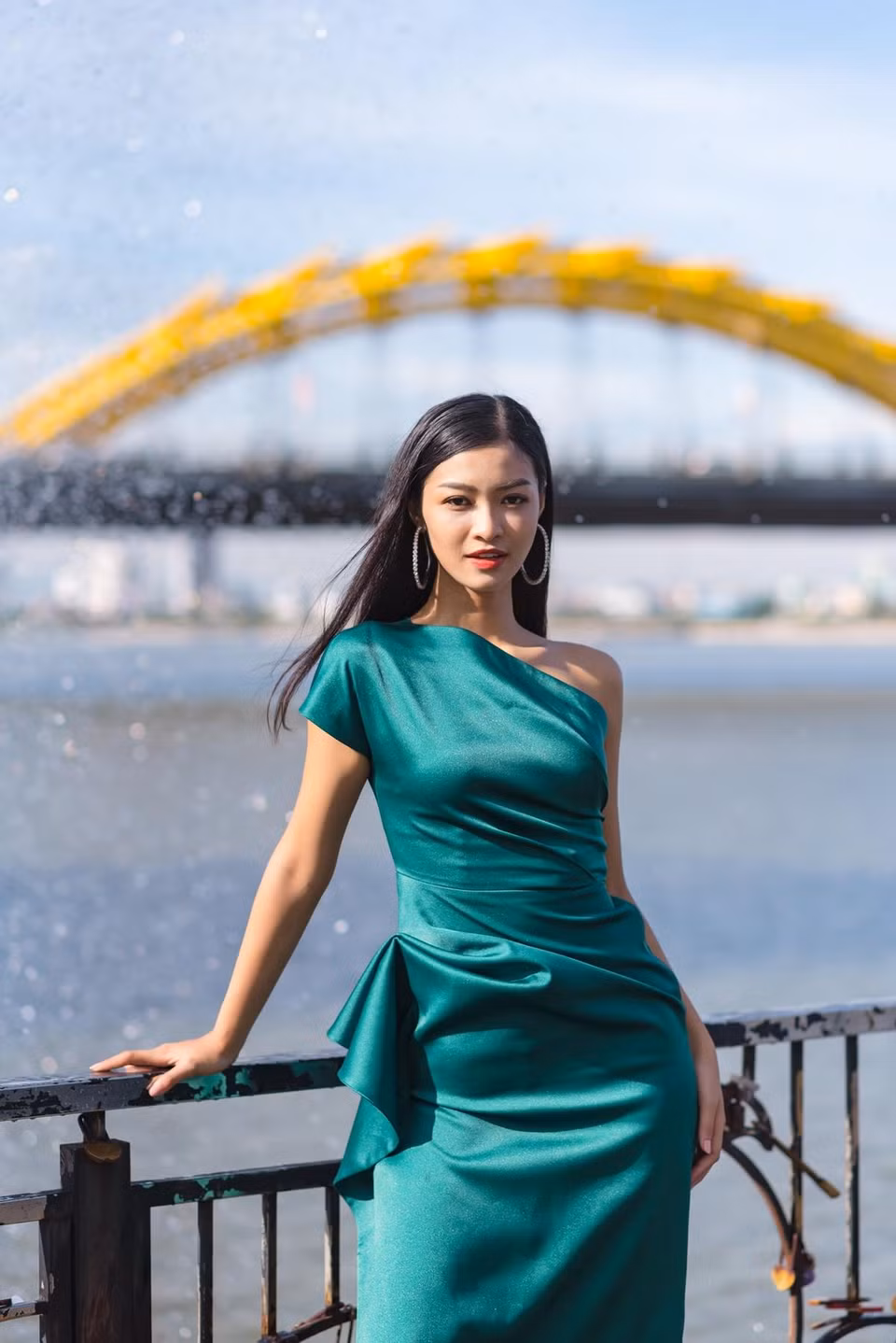 Không chỉ ngày càng xinh đẹp hơn, Kiều Loan ở lứa tuổi 19 còn là cô gái thông minh với khả năng tiếng Anh cực tốt khi xuyên suốt clip đều sử dụng ngoại ngữ. (Ảnh: CTV/Vietnam+)