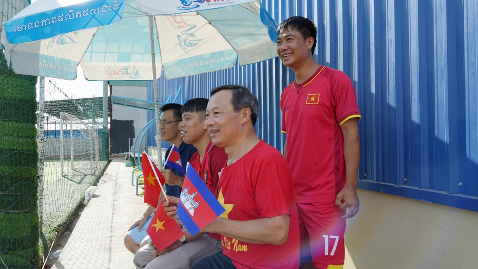 Cổ động viên đội Đại sứ quán Việt Nam.