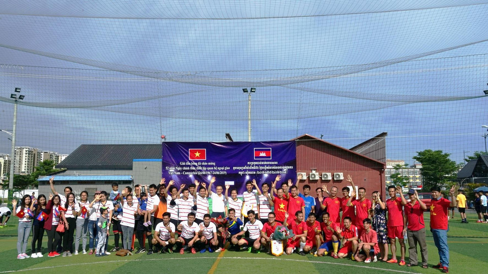 Cầu thủ và cổ động viên hai đội.