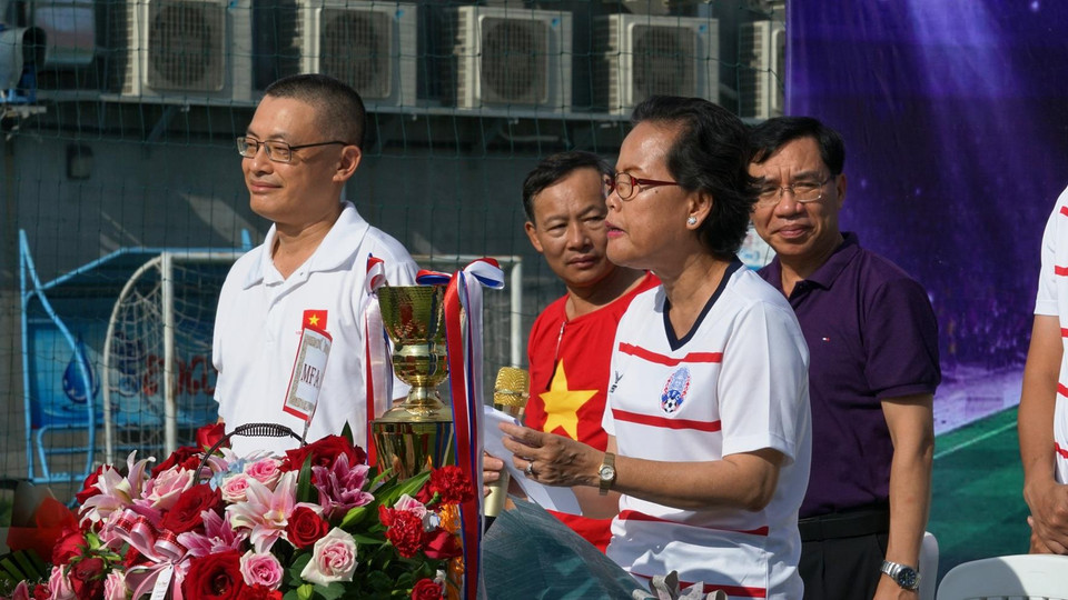 Đại sứ Việt Nam tại Campuchia Vũ Quang Minh và Phó Quốc vụ khanh Bộ Ngoại giao và Hợp tác Quốc tế Vương quốc Campuchia, bà Tuot Panha tham dự sự kiện cùng đông đảo các cầu thủ, cổ động viên là cán bộ, nhân viên Đại sứ quán, các cơ quan xung quanh Đại sứ quán và Bộ Ngoại giao nước bạn. 