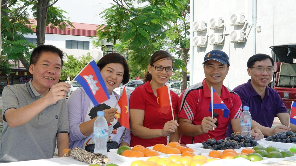 Cổ động viên đội Đại sứ quán Việt Nam.