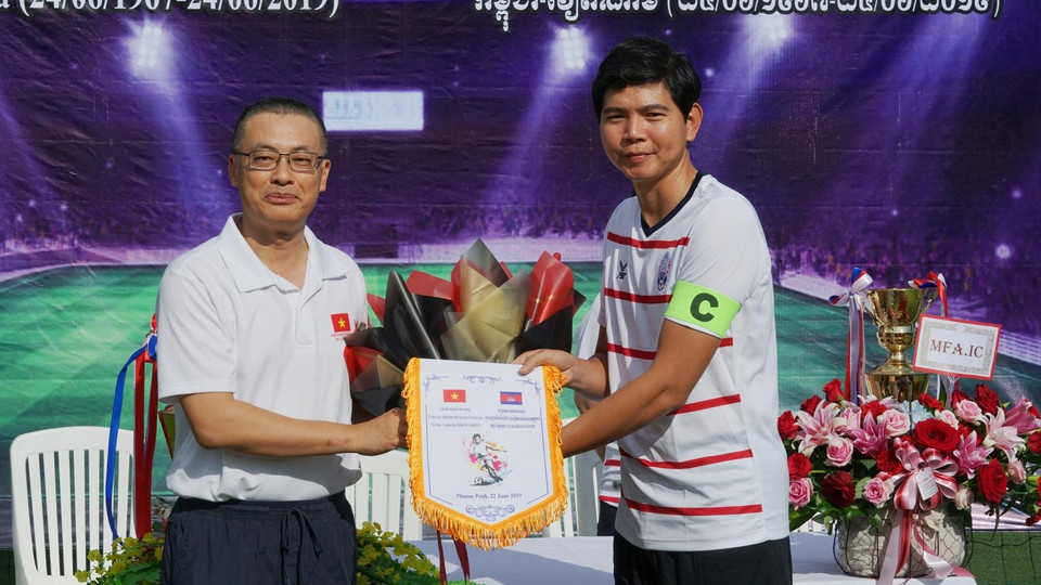 Đại sứ Việt Nam tại Campuchia Vũ Quang Minh trao cờ lưu niệm cho đội Bộ Ngoại giao và Hợp tác Quốc tế Vương quốc Campuchia.