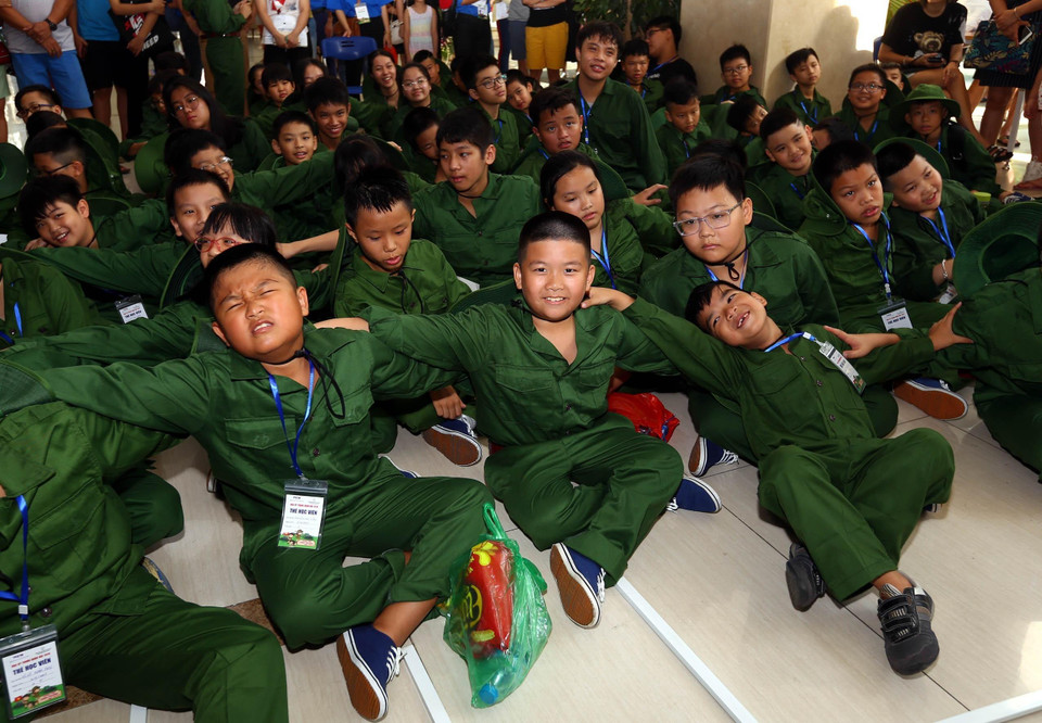 Các 'phóng viên chiến trường nhí' tại lễ khai giảng Học kỳ quân đội 2019. (Ảnh: Danh Lam/TTXVN) 