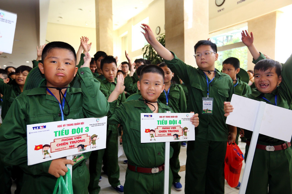 Các 'phóng viên chiến trường nhí' tại lễ khai giảng Học kỳ quân đội 2019. (Ảnh: Danh Lam/TTXVN) 
