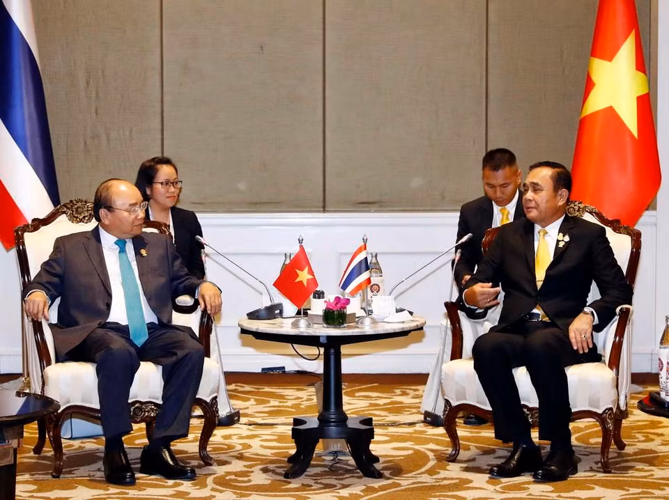 Thủ tướng Nguyễn Xuân Phúc hội kiến Thủ tướng Vương quốc Thái Lan Prayuth Chan-o-cha. (Ảnh: Thống Nhất/TTXVN)