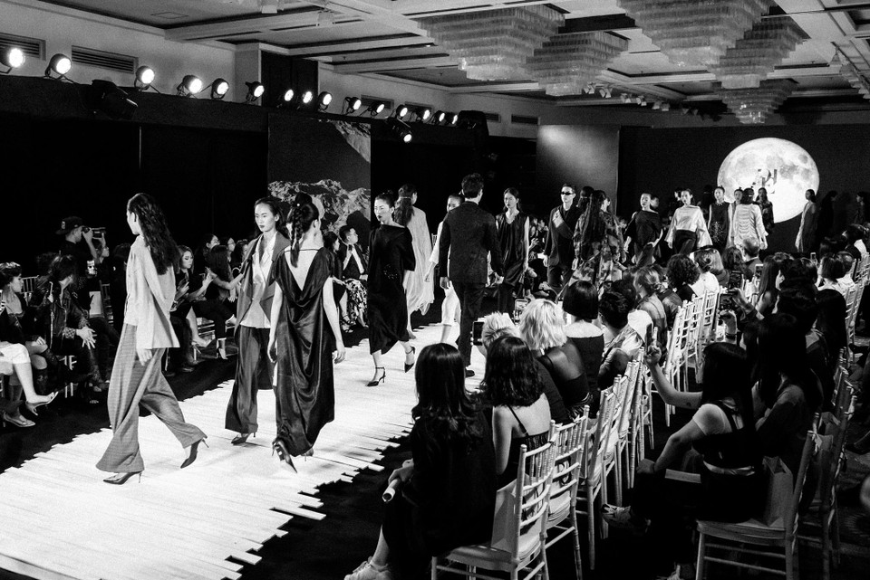 Những hộp bánh trung thu được cách điệu thành những món phụ kiện thời trang tinh tế, sang trọng xuất hiện làm nổi bật hơn những thiết kế táo bạo và phá cách trong bộ sưu tập giàu tính nghệ thuât và ứng dụng. (Ảnh: BTC)