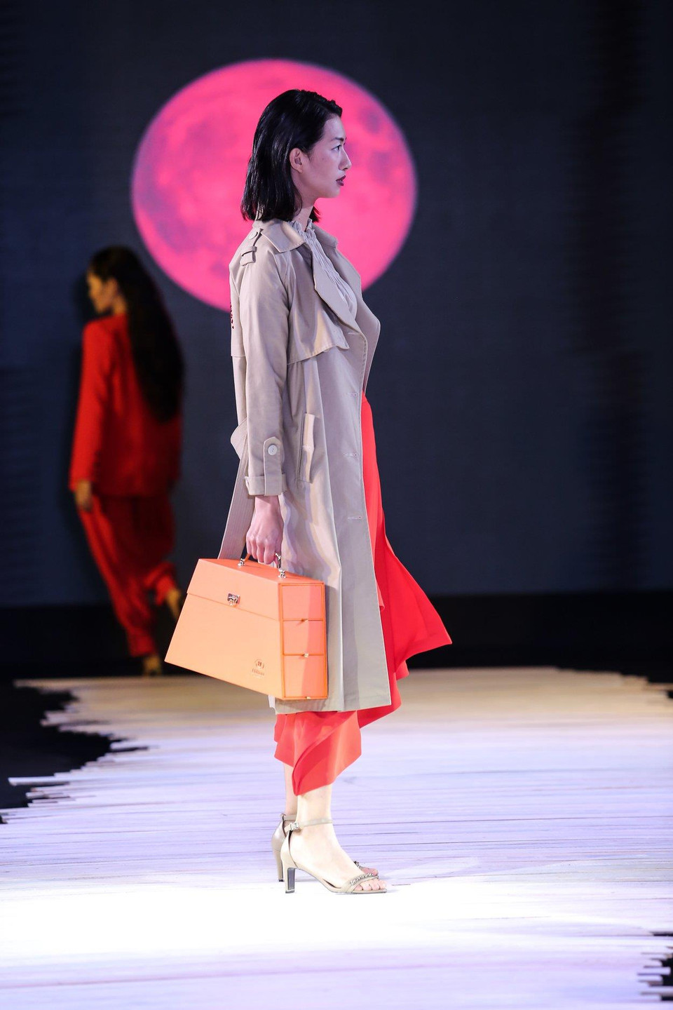 Bộ sưu tập với 40 thiết kế mới lấy ý tưởng từ nghệ thuật avant-garde (được xem là trường phái mang tính đột phá, tiên phong phá vỡ những chuẩn mực của vẻ đẹp ước lệ sẵn có trước đó) của nhà thiết kế Devon Nguyễn đã được ra mắt đầy ấn tượng trong không gian mở ảo, bí ẩn của đêm thu trăng tròn. (Ảnh: BTC)