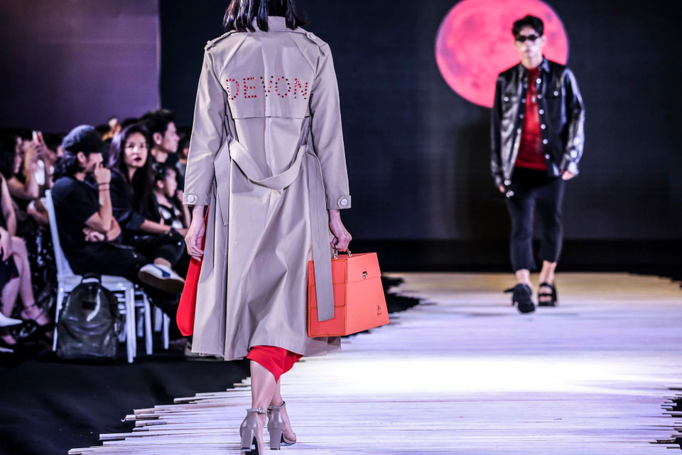 Tại show diễn, Hilton Hanoi Opera đã giới thiệu dòng sản phẩm bánh Trung Thu cao cấp theo cách đặc biệt khi lần đầu tiên đưa những chiếc 'túi xách' Trung Thu sang trọng, nổi bật lên sàn catwalk cùng những bộ đồ thời trang cá tính. (Ảnh: BTC)