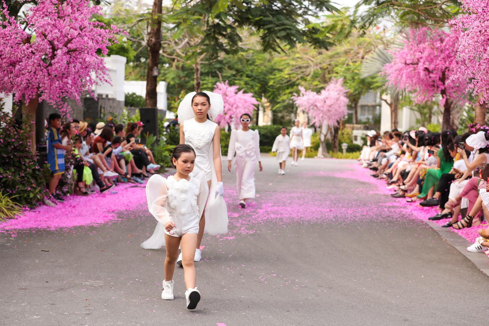 Là cái tên đã từng 'oanh tạc' tại nhiều show diễn thời trang trong và ngoài nước, Hà Nhật Tiến bất ngờ xuất hiện tại Tuần lễ thời trang Trẻ em Việt Nam mùa này và mang đến những thiết kế độc đáo cho người mẫu nhí với tông màu trắng chủ đạo. (Ảnh: Đại Ngô/Vietnam+)