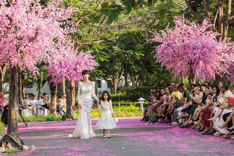 (Ảnh: Đại Ngô/Vietnam+)Vì yêu thích những thiết kế của Văn Thành Công, cựu siêu mẫu Xuân Lan đã cùng con gái sải bước trong vai trò catwalk. 