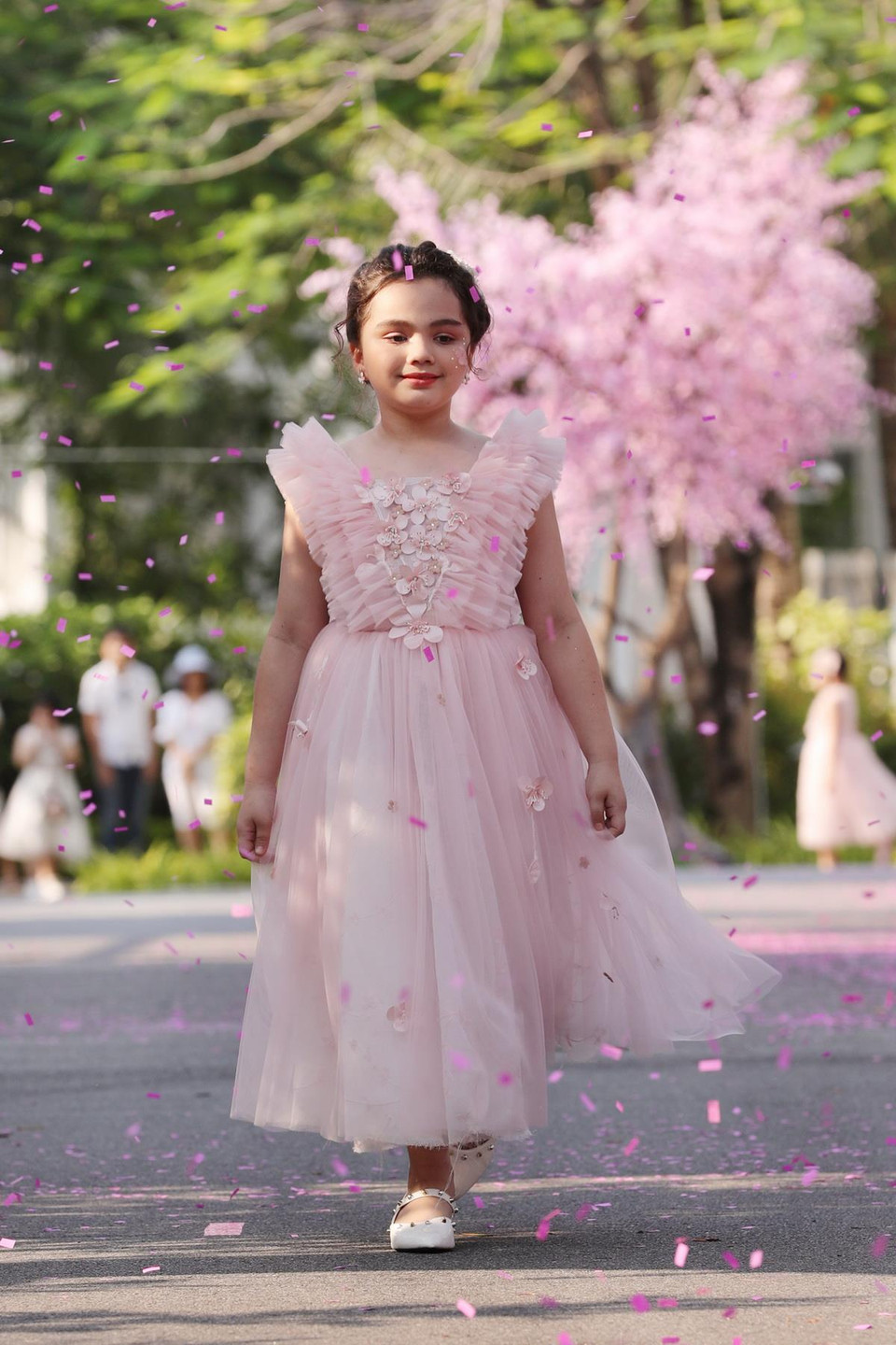 Kết hợp trên chất liệu mỏng, nhẹ bồng bềnh như lưới, ren, chiffon… cùng với những họa tiết trang trí hoa lá được đính kết tỉ mỉ, tạo hiệu ứng 3D bắt mắt... (Ảnh: Đại Ngô/Vietnam+)