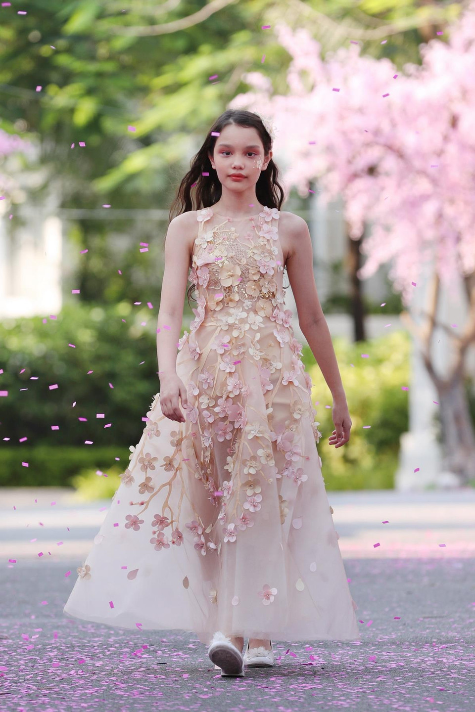 Sự xuất hiện của mẫu lai Alex - Á hậu 1 của cuộc thi Hoa hậu nhí thế giới được tổ chức tại Hy Lạp vào tháng 10 vừa qua cũng là bất ngờ thú vị dành cho khán giả. (Ảnh: Đại Ngô)