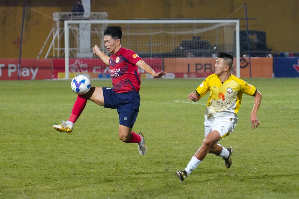 Công an Hà Nội tiếp tục thi đấu với một đội hình dâng rất cao. Ngay cả trung vệ Trần Đình Trọng (áo đỏ) cũng thường xuyên dâng cao, tham gia vào khâu kiểm soát và luân chuyển bóng. (Ảnh: Việt Anh/Vietnam+)