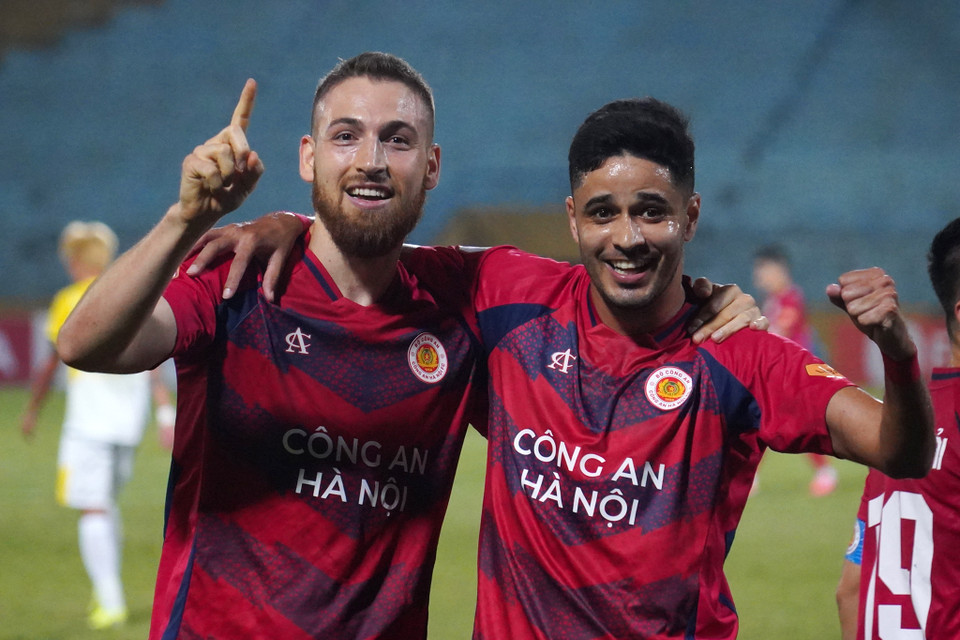 Phút thứ 24, trung vệ ngoại binh Hugo Gomes (trái) đánh đầu ghi bàn mở tỷ số cho đội chủ nhà. (Ảnh: Việt Anh/Vietnam+)