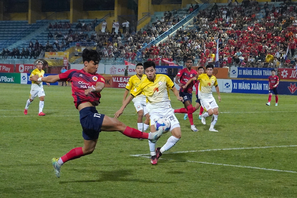 Ngay sau tiếng còi khai cuộc, Công an Hà Nội đã đẩy cao đội hình nhằm "phủ đầu" các vị khách. (Ảnh: Việt Anh/Vietnam+)