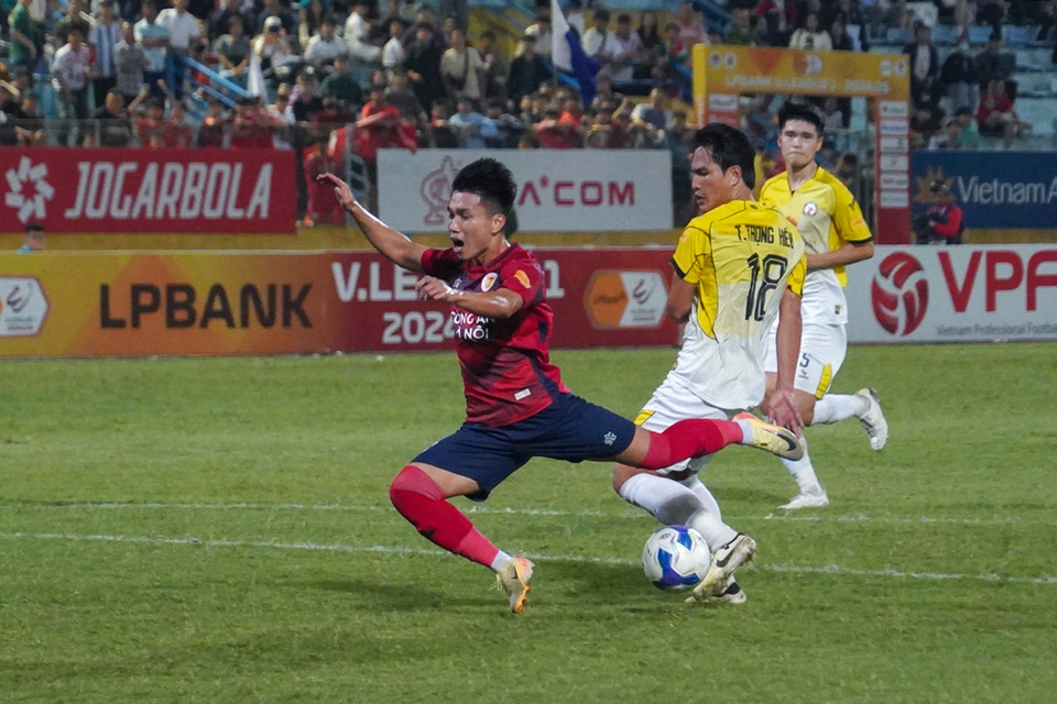 Những phút cuối trận, Công an Hà Nội vẫn có thêm cơ hội nhưng không thể tận dụng. Chung cuộc, đại diện của Thủ đô giành chiến thắng 3-0 trước Quy Nhơn Bình Định. (Ảnh: Việt Anh/Vietnam+)