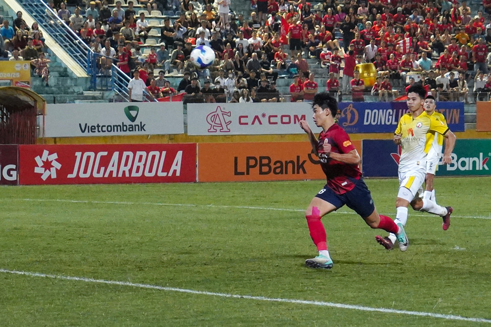 Chơi "đủng đỉnh" trong phần lớn thời gian của hiệp 2 nhưng đội chủ nhà vẫn có thêm bàn thắng ấn định tỷ số 3-0 sau pha đánh đầu chính xác của tiền đạo Nguyễn Đình Bắc (áo đỏ). (Ảnh: Việt Anh/Vietnam+)