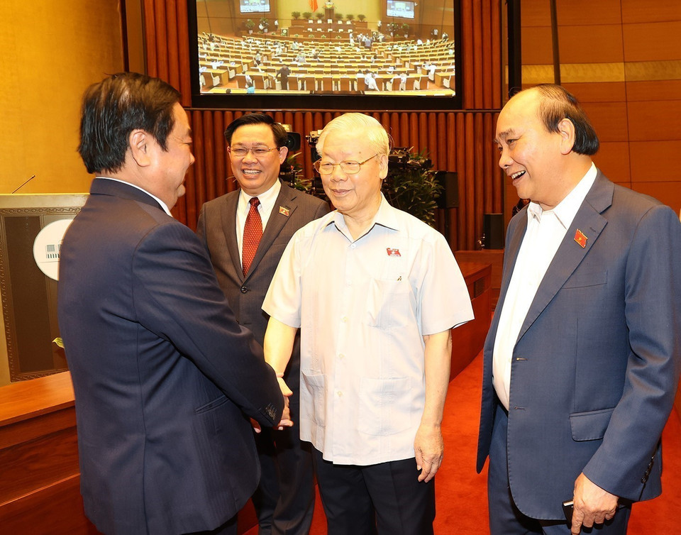 Tổng Bí thư Nguyễn Phú Trọng, Chủ tịch nước Nguyễn Xuân Phúc, Chủ tịch Quốc hội Vương Đình Huệ và Bộ trưởng Bộ Nông nghiệp và Phát triển nông thôn Lê Minh Hoan dự phiên họp. (Ảnh: Trí Dũng/TTXVN)