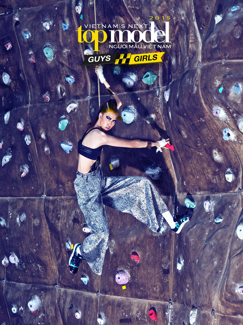 Hồng Xuân đã khóc ngất vì sợ hãi trước thử thách treo người trên núi tạo dáng. (Nguồn ảnh: BTC)