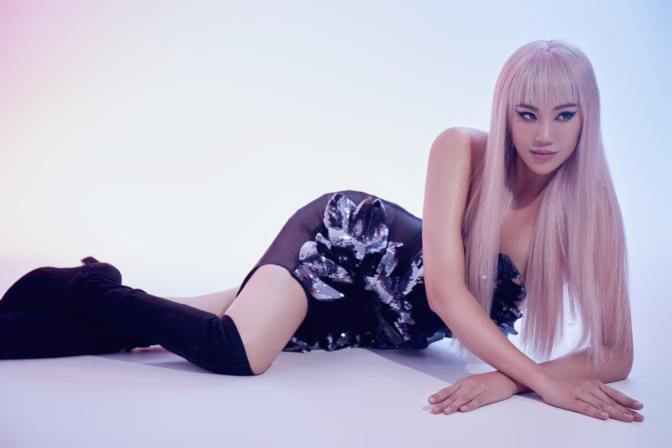 Thời gian qua, Á hậu Kim Duyên liên tục biến hóa hình ảnh, không ngại thử những phong cách mới. Từ tóc ngắn, tóc uốn xoăn, tóc búi cho đến thời trang dạo phố. (Ảnh: Hoàng Phúc/Vietnam+)