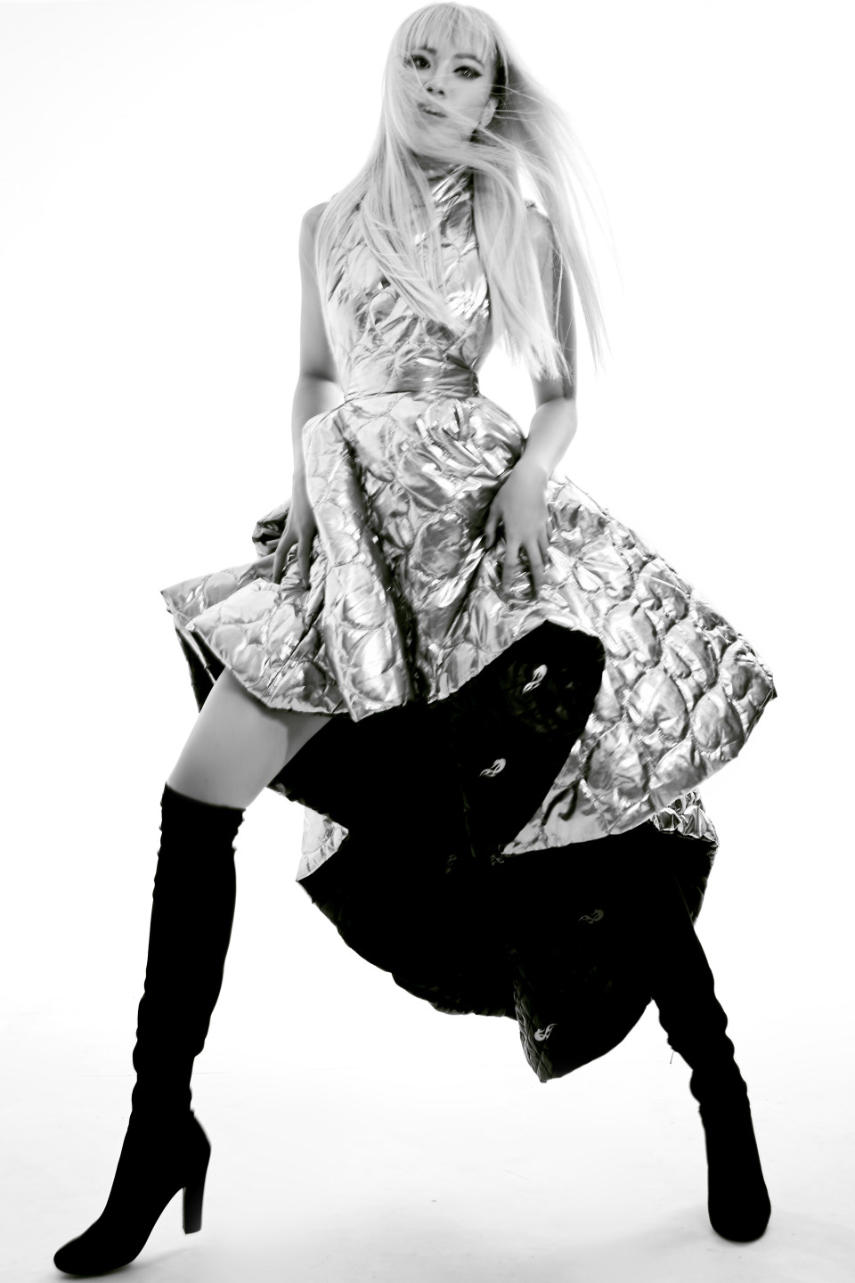 Trong loạt ảnh, cô diện hai trang phục là đầm hồng xòe và một bộ váy ôm sát cơ thể. (Ảnh: Hoàng Phúc/Vietnam+)