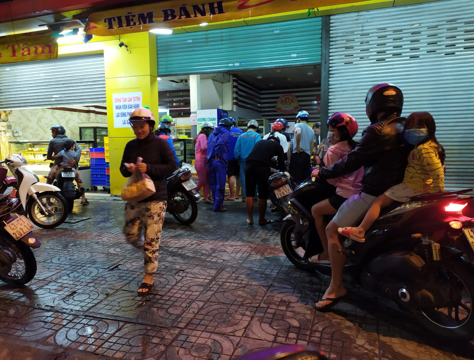 Nhiều khu vực dân cư trên địa thành phố Đà Nẵng vẫn chưa thể có điện trở lại, nên người dân phải đi ra ngoài mua thức ăn cho gia đình sau bão số 9. (Ảnh: Trần Lê Lâm/TTXVN)