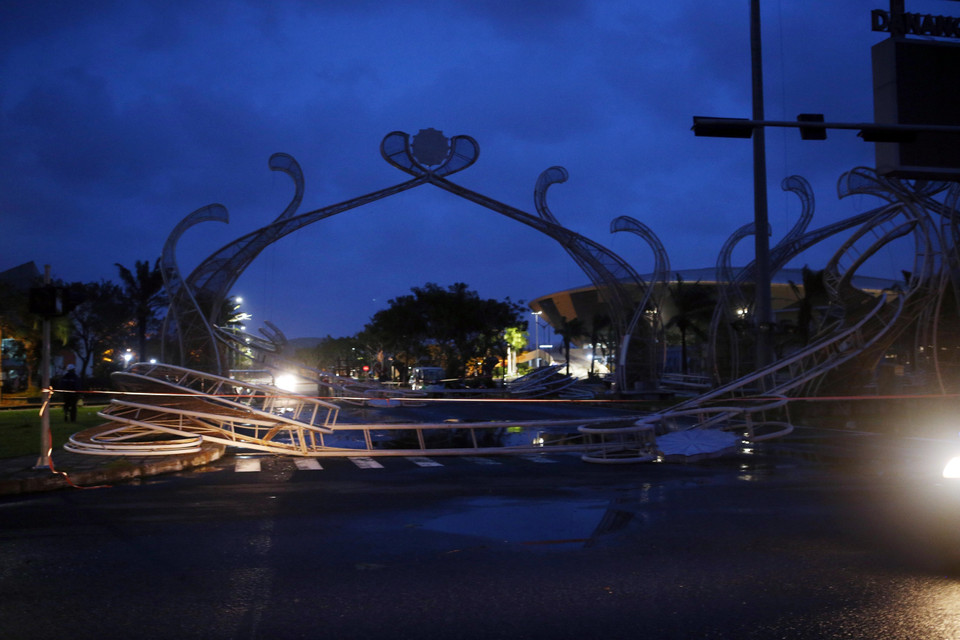 Cổng chào ngoài trời của Công viên châu Á bị gió quật ngã. (Ảnh: Trần Lê Lâm/TTXVN)