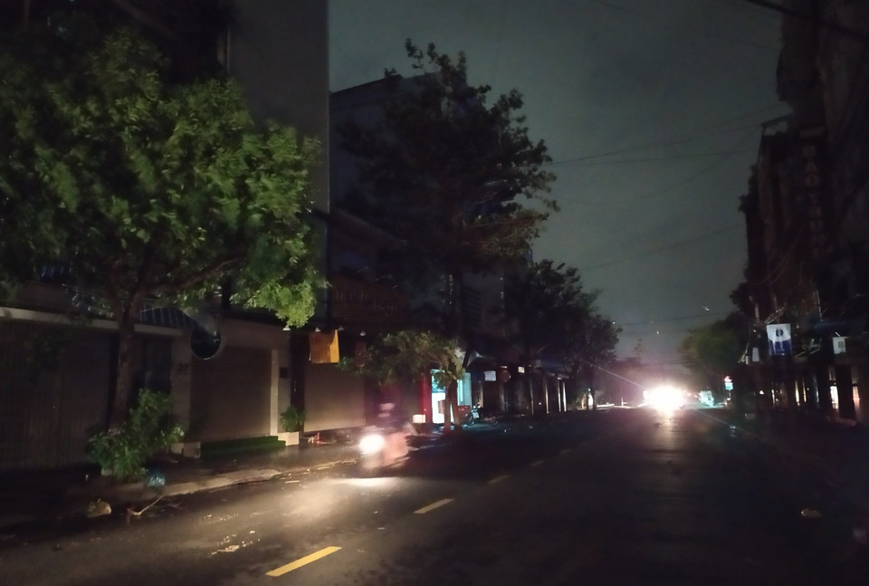 Đến 18 giờ 30 phút ngày 28/10, nhiều khu vực dân cư ở thành phố Đà Nẵng vẫn chưa có điện trở lại. (Ảnh: Trần Lê Lâm/TTXVN)