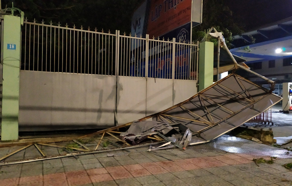 Bão số 9 với sức gió mạnh làm hư hỏng nhiều bảng quảng cáo ngoài trời trên địa bàn thành phố. (Ảnh: Trần Lê Lâm/TTXVN)