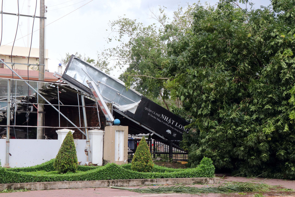 Nhiều nhà ở, biển hiệu bị tốc mái, hư hỏng. (Ảnh: Sỹ Thắng/TTXVN)