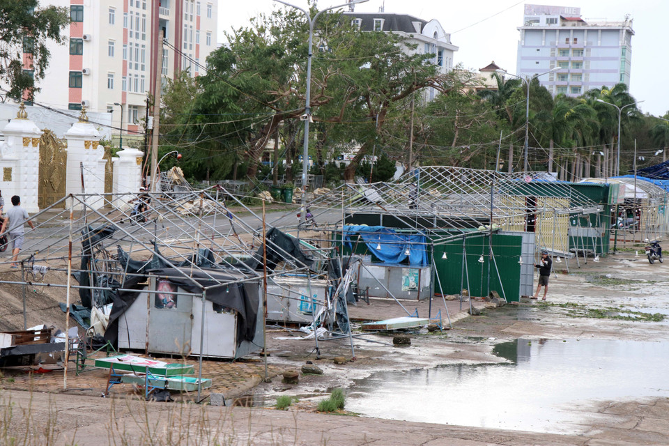  Mưa lũ gây tốc mái nhà hàng, quán ăn tại Quảng Ngãi. (Ảnh: Sỹ Thắng/TTXVN)