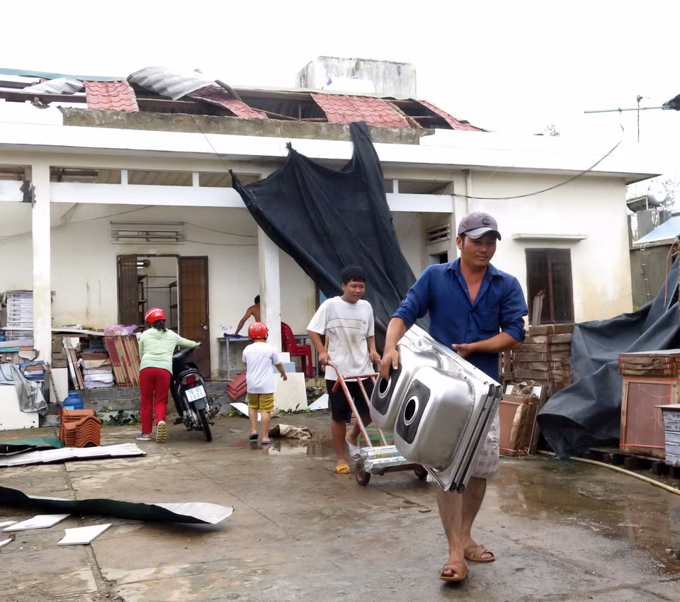 Bão số 9 với sức gió mạnh gây tốc mái nhiều nhà dân tại thành phố Quảng Ngãi. (Ảnh: Lê Ngọc Phước/TTXVN)