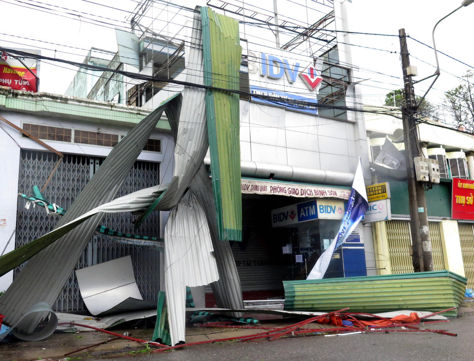 Bão số 9 với sức gió mạnh gây tốc mái nhà dân, giật tung nhiều biển quảng cáo trên đường phố Quảng Ngãi. (Ảnh: Lê Ngọc Phước/TTXVN)