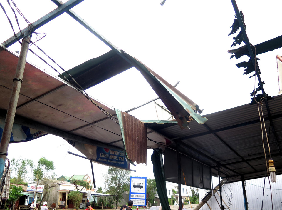 Bão số 9 với sức gió mạnh đã gây tốc mái nhiều nhà dân. (Ảnh: Lê Ngọc Phước/TTXVN)