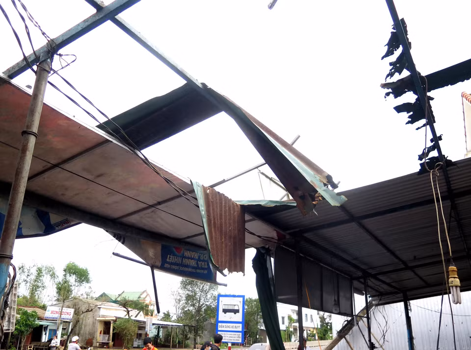 Bão số 9 với sức gió mạnh đã gây tốc mái nhiều nhà dân. (Ảnh: Lê Ngọc Phước/TTXVN)