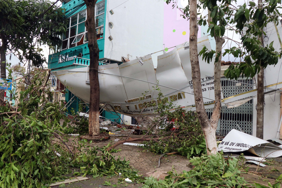 Nhiều pano, biển quảng cáo ở các tuyến phố tại Quảng Ngãi bị sập đổ. (Ảnh: Sỹ Thắng/TTXVN)