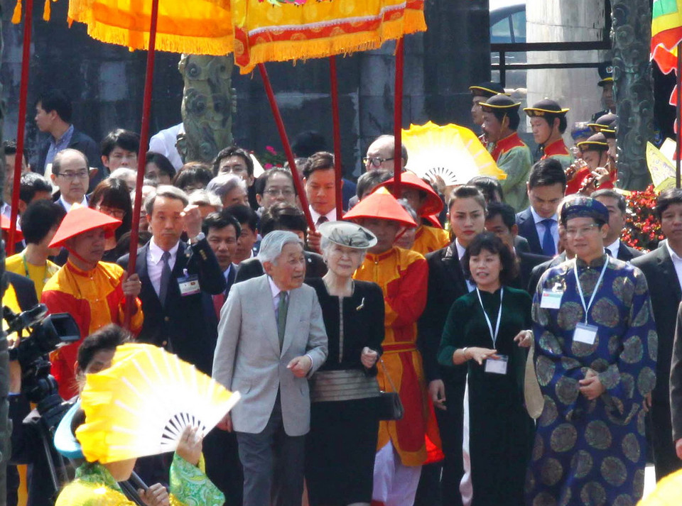 Nhà vua Nhật Bản Akihito và Hoàng hậu Michiko thăm Đại nội Huế. (Ảnh: Hồ Cầu/TTXVN)
