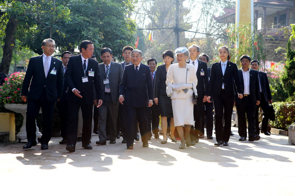 Nhà vua Nhật Bản Akihito và Hoàng hậu Michiko với các đại biểu tại Nhà lưu niệm Phan Bội Châu, số 15 đường Phan Bội Châu, phường Trường An, thành phố Huế. (Ảnh: Hồ Cầu/TTXVN)