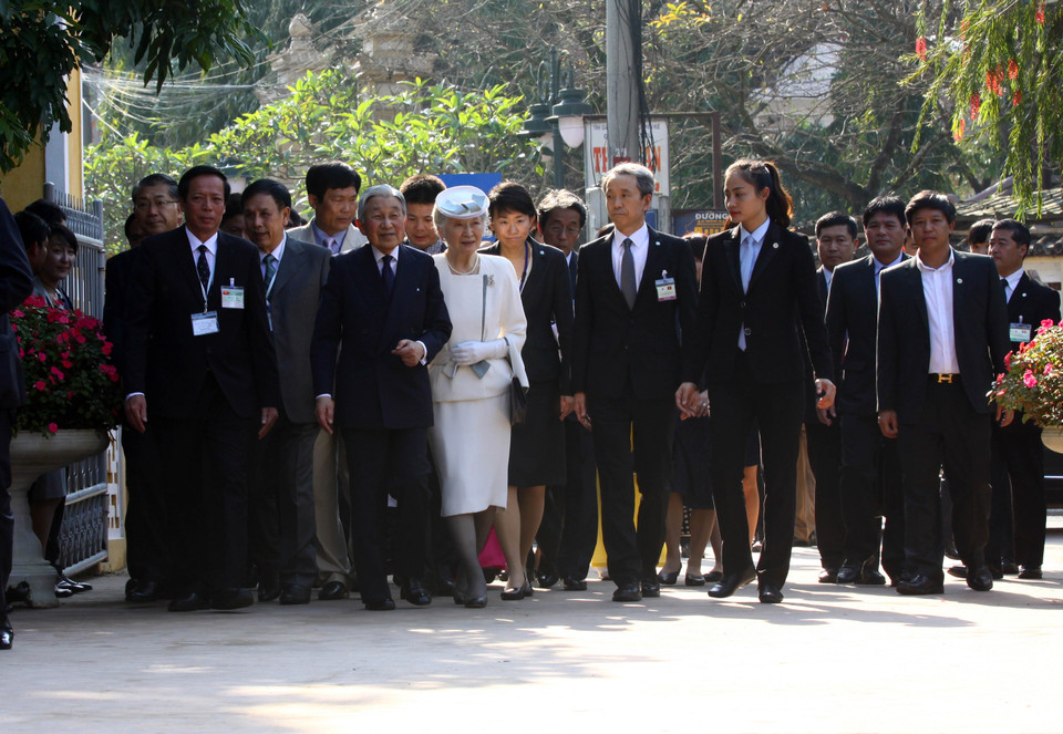 Nhà vua Nhật Bản Akihito và Hoàng hậu Michiko với các đại biểu tại Nhà lưu niệm Phan Bội Châu, số 15 đường Phan Bội Châu, phường Trường An, thành phố Huế. (Ảnh: Hồ Cầu/TTXVN)