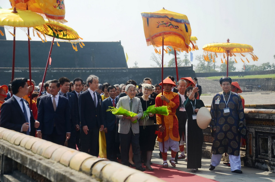 Nhà vua Nhật Bản Akihito và Hoàng hậu Michiko thăm Đại nội Huế. (Ảnh: Hồ Cầu/TTXVN)