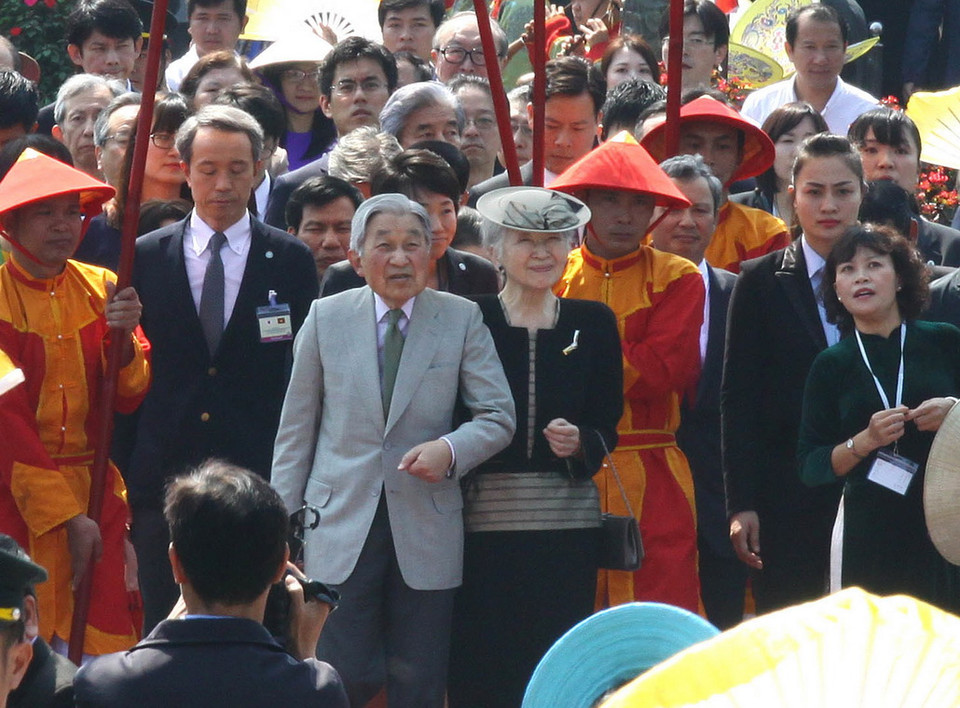 Nhà vua Nhật Bản Akihito và Hoàng hậu Michiko thăm Đại nội Huế. (Ảnh: Hồ Cầu/TTXVN)