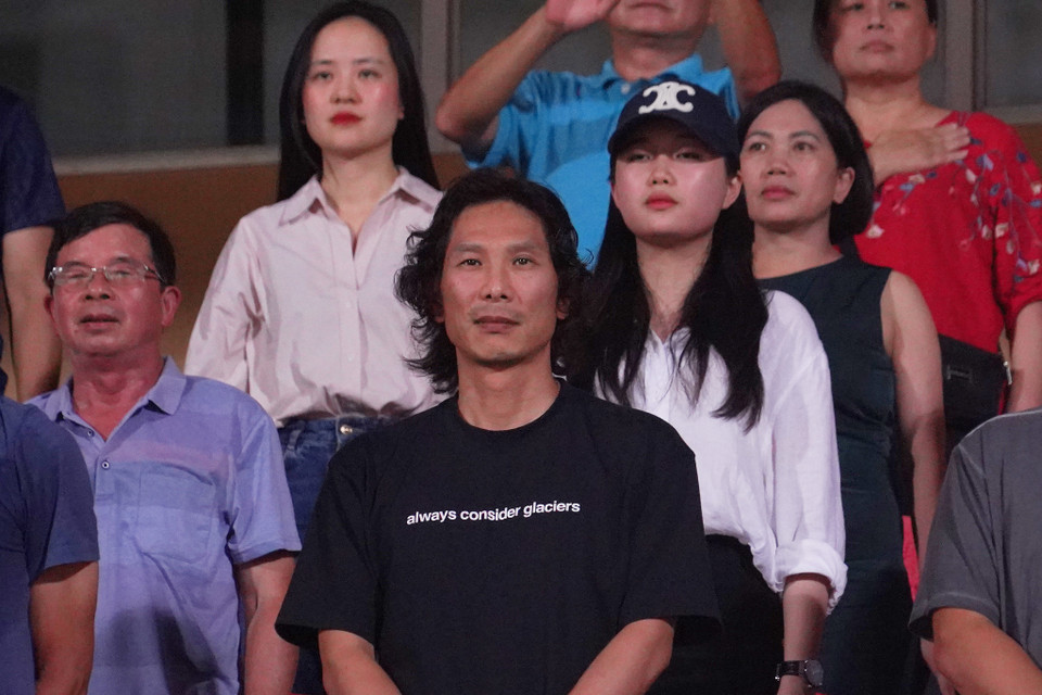 Ông Gong Oh Kyun - cựu huấn luyện viên Đội U23 Việt Nam bất ngờ xuất hiện tại sân Hàng Đẫy để dự khán trận đấu. Đây là lần hiếm hoi vị chiến lược gia này xuất hiện tại Hà Nội kể từ khi chia tay bóng đá Việt Nam. (Ảnh: Việt Anh/Vietnam+)