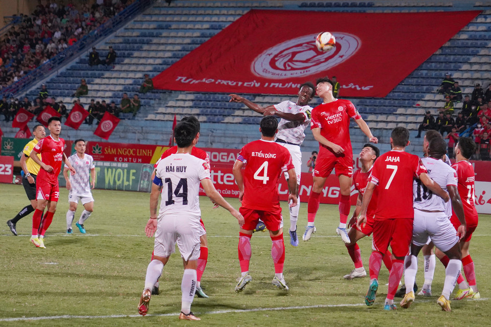 Hàng phòng ngự của Viettel thi đấu tập trung nên Hải Phòng buộc phải đẩy mạnh những tình huống câu bóng bổng vào vòng cấm. (Ảnh: Việt Anh/Vietnam+)